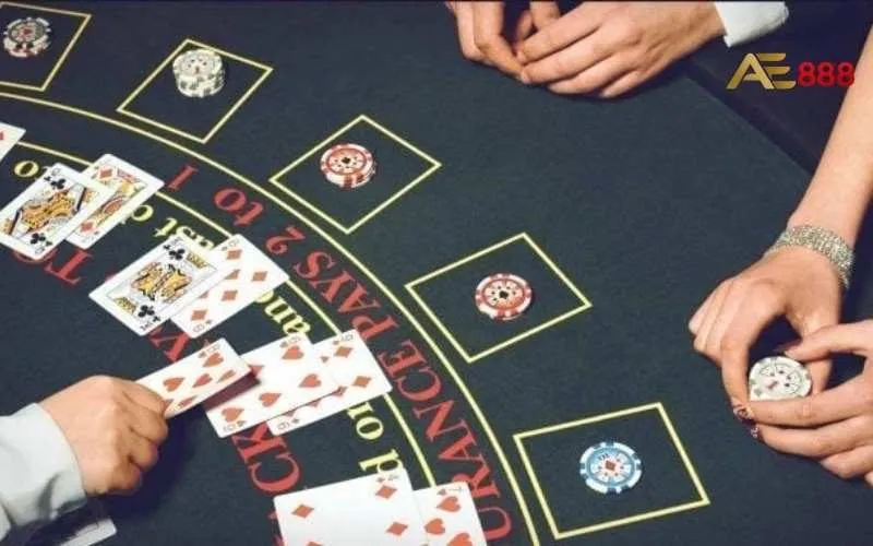 Bàn Blackjack với các tay bài và chip trong bài Xì dách AE888